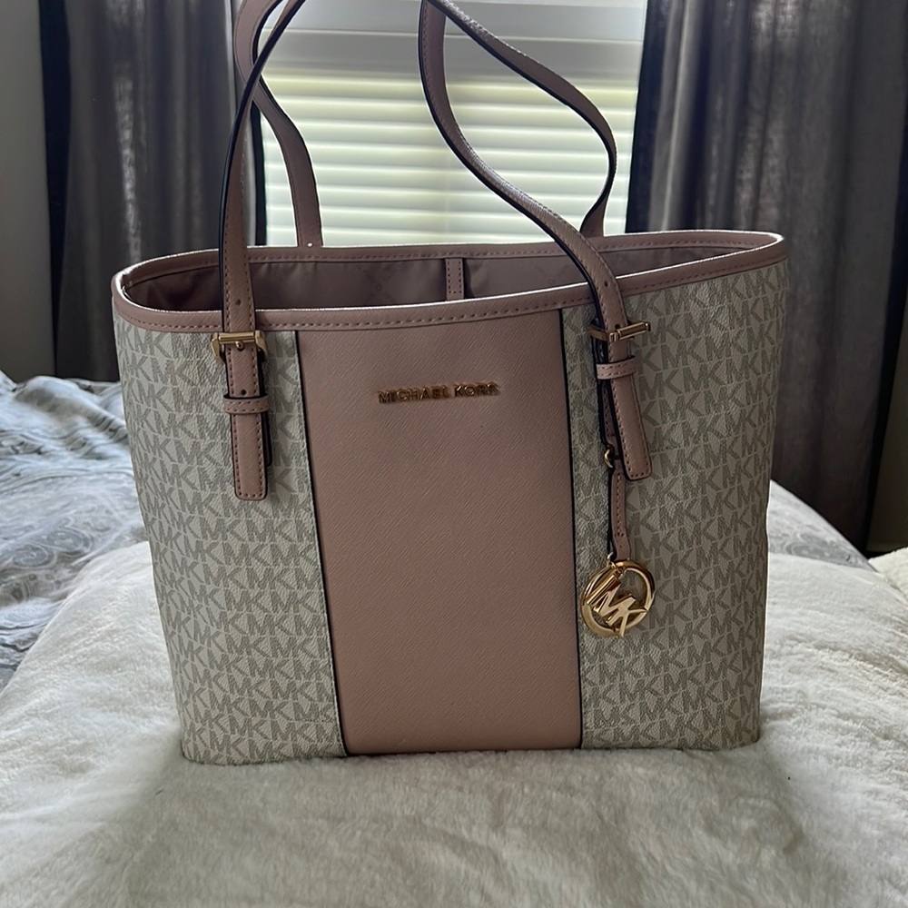 Michael kors pink and white jet set medium tote